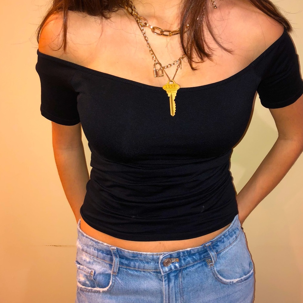 OFF THE SHOULDER SPANDEX TOP🥀🥀